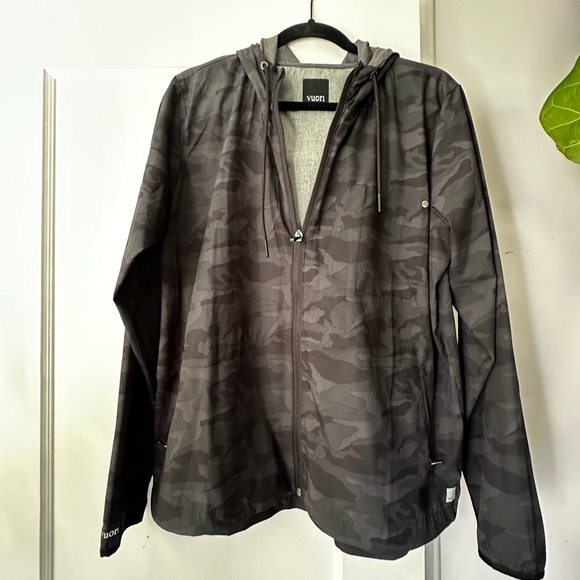 Vuori women’s Charcoal Camo Windbreaker - Picture 1 of 4